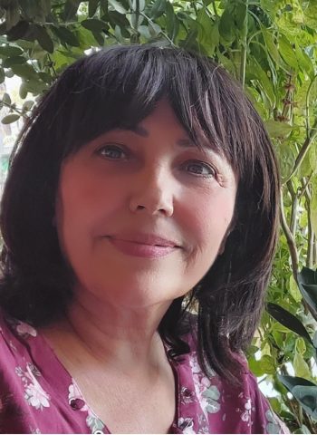 meison esedi 7rwavchjlua نادي المحبة في عبلين يناقش راعي الكاتبة ميسون أسدي ويتذوقون فاكهة نساءها