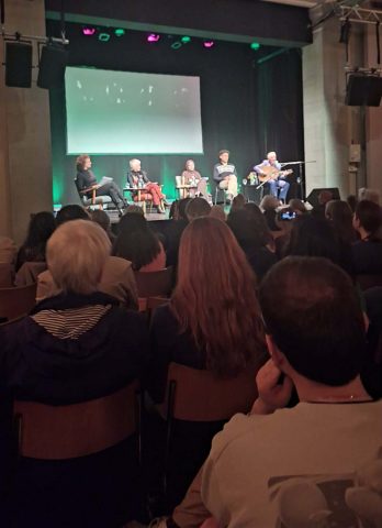 Panoramablick auf die Lesung der syrischen Autorin Nour Alabdullah in Zürich vor großem Publikum.