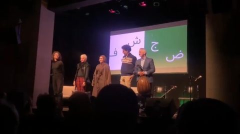 Nour Alabdullah auf der Bühne des Kulturmarkt Zürich mit Übersetzer Usama Al Shahmani, Musiker Zaher Assaf und Alice Grünfelder